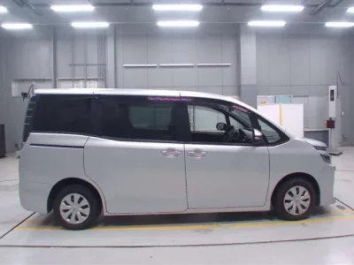 Toyota VOXY  с аукциона в Японии
