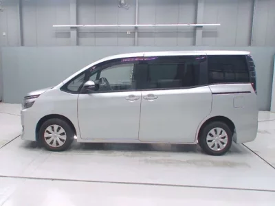 Toyota VOXY  с аукциона в Японии