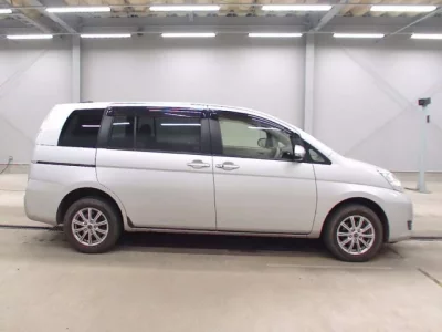 Toyota ISIS  с аукциона в Японии