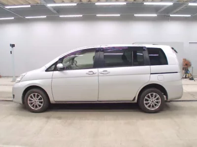 Toyota ISIS  с аукциона в Японии