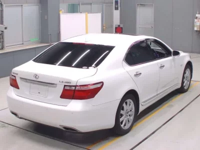 Lexus LS  с аукциона в Японии