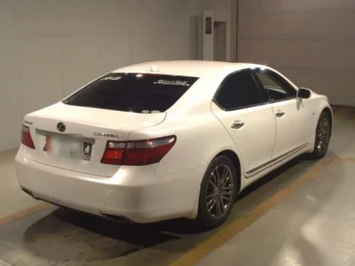 Lexus LS  с аукциона в Японии