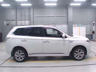 Mitsubishi OUTLANDER PHEV  с аукциона в Японии