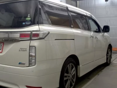 Nissan ELGRAND  с аукциона в Японии