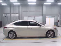 Lexus ES лот № 4020 оценка 3.5  с аукциона в Японии 2