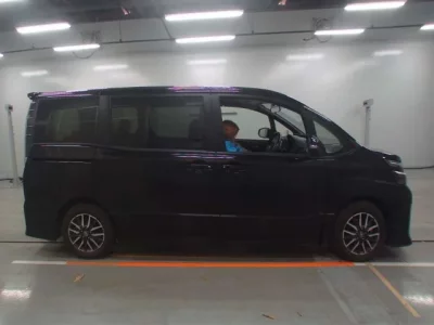Toyota VOXY  с аукциона в Японии