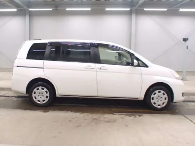 Toyota ISIS  с аукциона в Японии