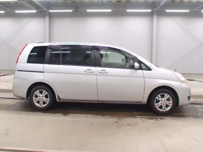 Toyota ISIS  с аукциона в Японии