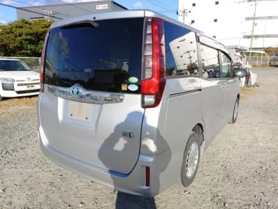 Toyota NOAH  с аукциона в Японии