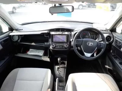 Toyota COROLLA AXIO  с аукциона в Японии