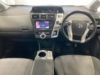 Toyota PRIUS ALPHA  с аукциона в Японии