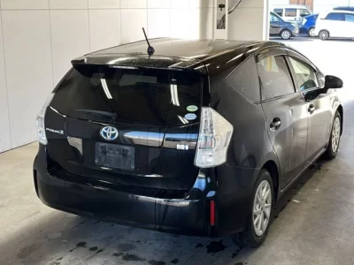 Toyota PRIUS ALPHA  с аукциона в Японии