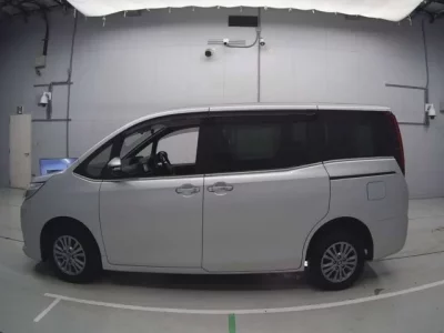 Toyota ESQUIRE  с аукциона в Японии