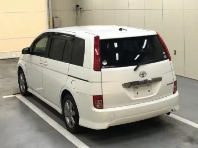 Toyota ISIS  с аукциона в Японии