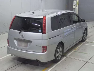 Toyota ISIS  с аукциона в Японии