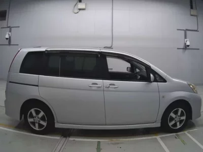 Toyota ISIS  с аукциона в Японии