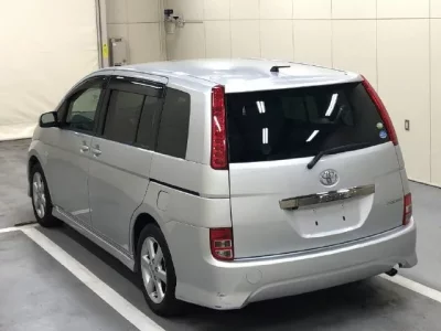 Toyota ISIS  с аукциона в Японии