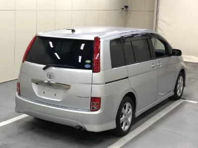 Toyota ISIS  с аукциона в Японии