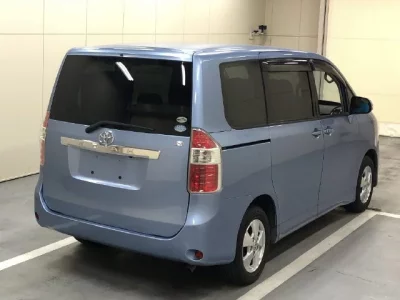 Toyota NOAH  с аукциона в Японии