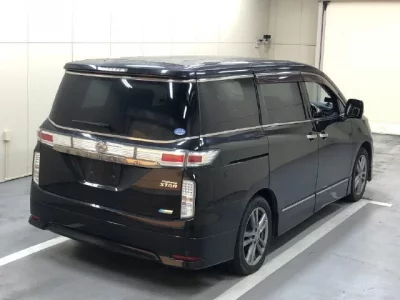 Nissan ELGRAND  с аукциона в Японии