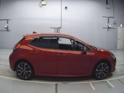Toyota COROLLA SPORT  с аукциона в Японии