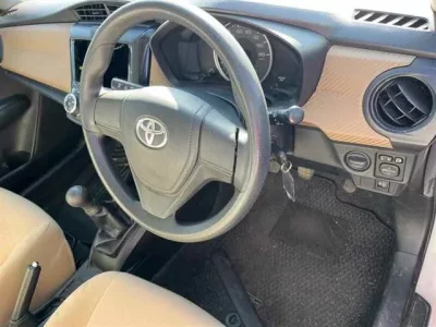 Toyota COROLLA AXIO  с аукциона в Японии