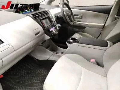 Toyota PRIUS ALPHA  с аукциона в Японии