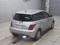 Toyota IST лот № 90468 оценка R  с аукциона в Японии 1