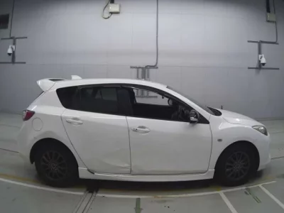 Mazda AXELA  с аукциона в Японии