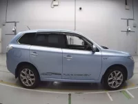 Mitsubishi OUTLANDER PHEV лот № 30321 оценка 4  с аукциона в Японии 2