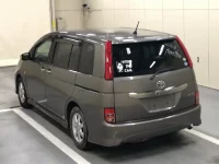 Toyota ISIS лот № 3041 оценка 4  с аукциона в Японии 1