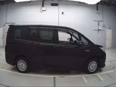 Toyota NOAH  с аукциона в Японии