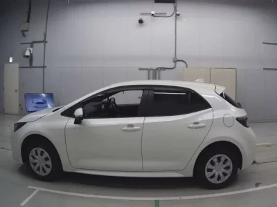 Toyota COROLLA SPORT  с аукциона в Японии
