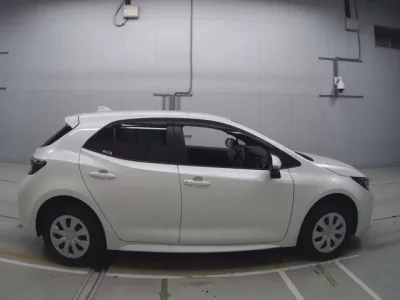 Toyota COROLLA SPORT  с аукциона в Японии