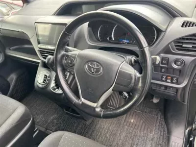 Toyota VOXY  с аукциона в Японии