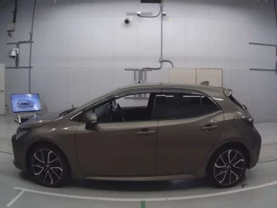 Toyota COROLLA SPORT  с аукциона в Японии