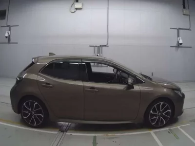 Toyota COROLLA SPORT  с аукциона в Японии