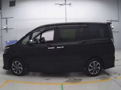Toyota VOXY  с аукциона в Японии
