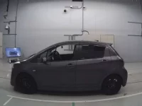 Toyota VITZ лот № 30647 оценка 4  с аукциона в Японии 3