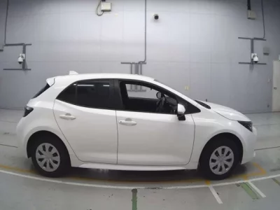 Toyota COROLLA SPORT  с аукциона в Японии