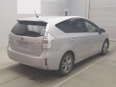 Toyota PRIUS ALPHA  с аукциона в Японии
