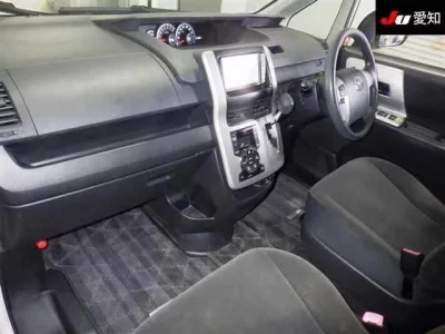 Toyota NOAH  с аукциона в Японии