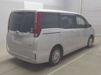 Toyota NOAH  с аукциона в Японии