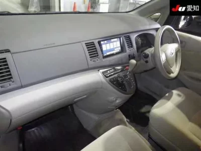 Toyota ISIS  с аукциона в Японии