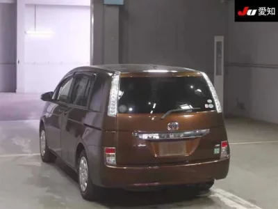 Toyota ISIS  с аукциона в Японии