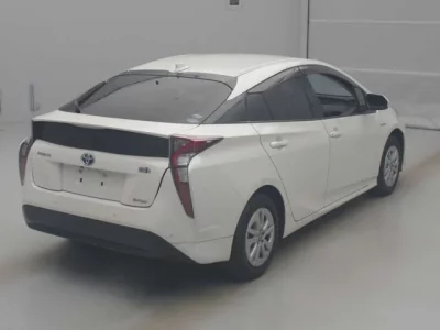 Toyota PRIUS  с аукциона в Японии