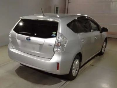 Toyota PRIUS ALPHA  с аукциона в Японии