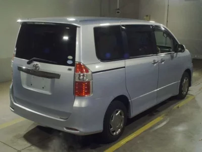 Toyota NOAH  с аукциона в Японии