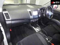 Mitsubishi OUTLANDER лот № 70060 оценка 4  с аукциона в Японии 2