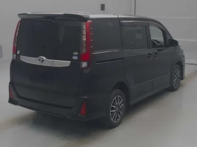 Toyota NOAH  с аукциона в Японии